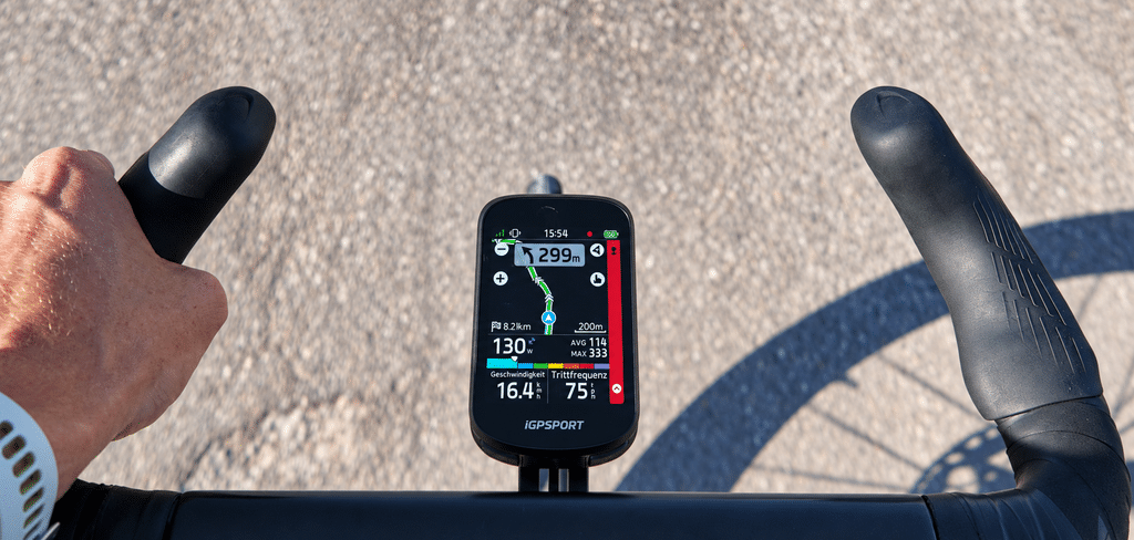 iGPSPORT BSC200 Pro mit farbiger Radarwarnung neben der Kartenansicht