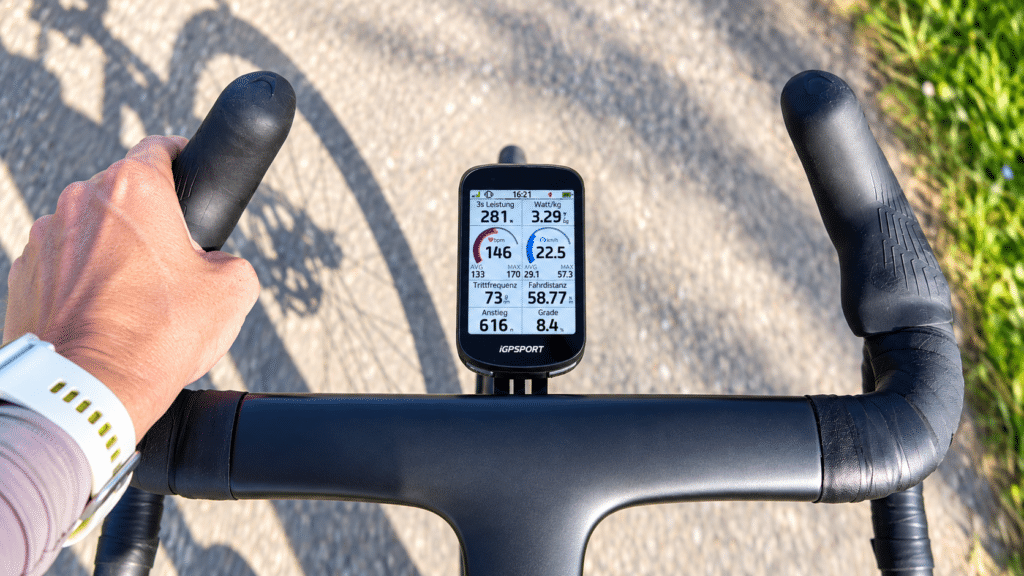 iGPSPORT BSC200 Pro zeigt mehrere Datenfelder auf einer Datenseite