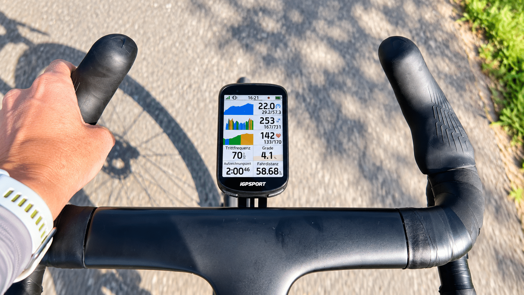 Farbige Datenseite des iGPSPORT BSC200 Pro am Rennradlenker