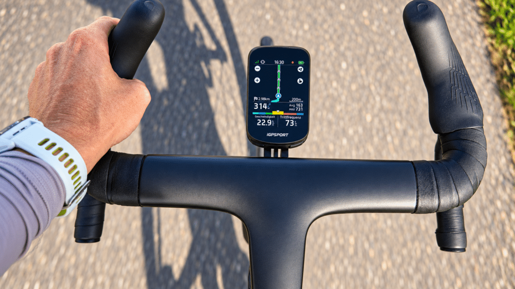 iGPSPORT BSC200 Pro am Rennradlenker mit farbiger Navigationsanzeige