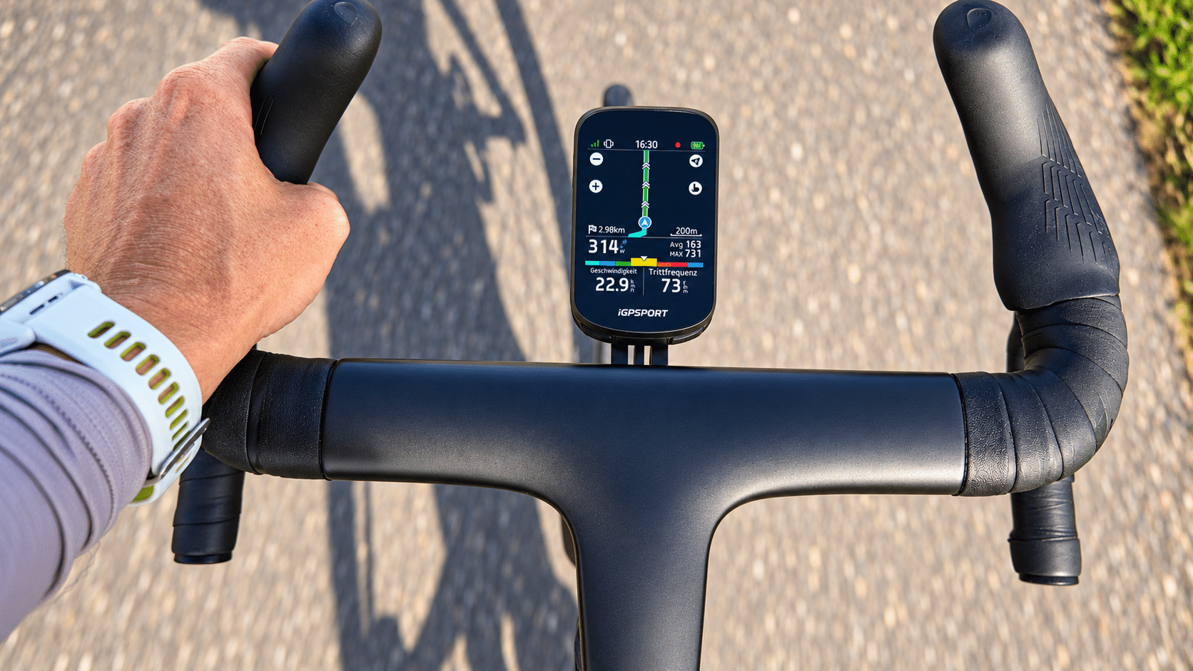 iGPSPORT BSC200 Pro am Rennradlenker mit farbiger Navigationsanzeige