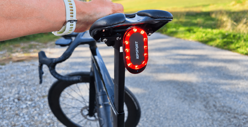 iGPSPORT SR Mini Radar-Rücklicht bei einer Rennradfahrt
